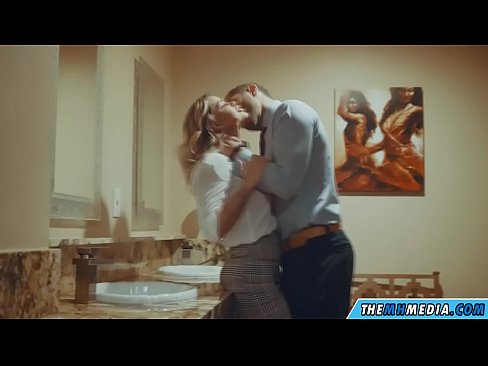 ❤️ Meta blonda busty seduces f'kamra tal-banju pubbliku ❤️ Porno f'mt.xxxnd.ru ﹏